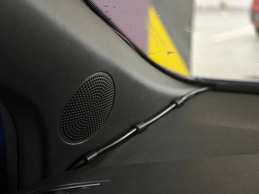 Clipsuri rutare cabluri auto imprimat 3D PETG – montate pe trim bord lângă difuzor, vedere generală