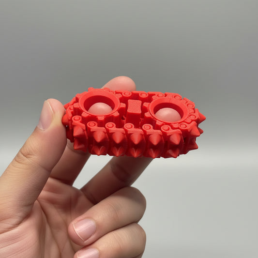 Senilă fidget roșie printată 3D – vedere frontală cu degetele
