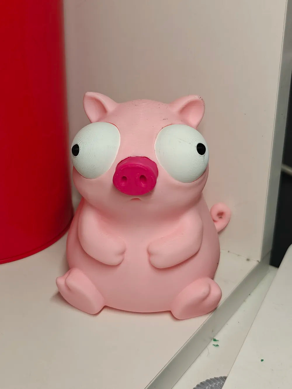 Porc Goofy Series - vedere frontală pe raft cu ochii mobili