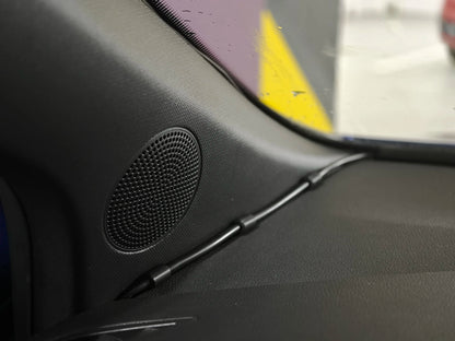 Clipsuri rutare cabluri auto imprimat 3D PETG – montate pe trim bord lângă difuzor, vedere generală