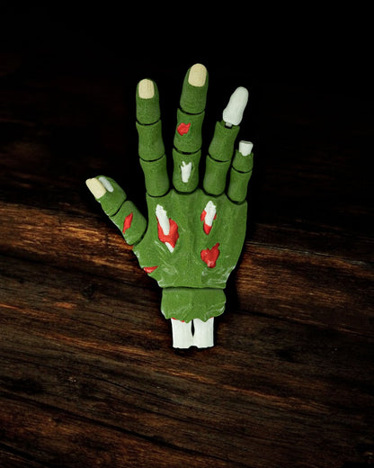 Handy Deadman mana zombie verde cu rani rosii, vedere palma, fundal alb