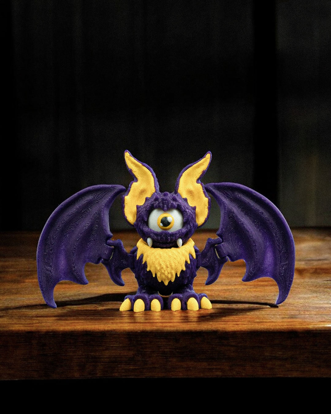 That-looks-bat figurina liliac monstru violet vedere laterala dreapta mai apropiata, fundal alb