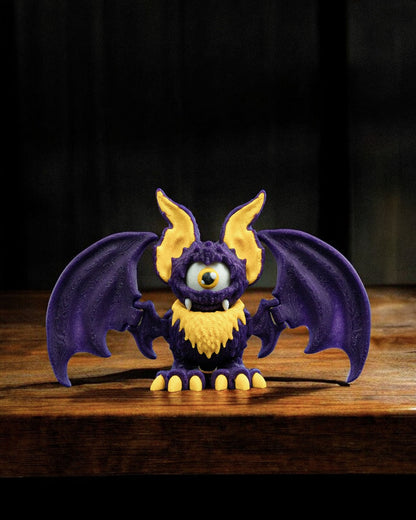 That-looks-bat figurina liliac monstru violet vedere laterala dreapta mai apropiata, fundal alb