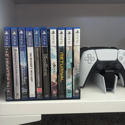 Stand organizator jocuri PS4 PS5 Xbox imprimat 3D – montat în raft cu jocuri PlayStation și controller DualSense