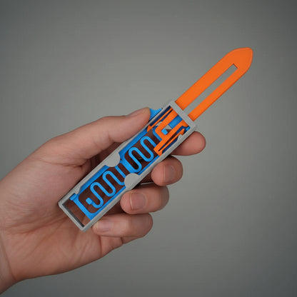 Cutit Pop-Up 3D - varianta lama neteda portocalie pe jumatate extinsa, tinut in mana, vedere laterala