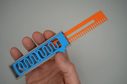 Cutit Pop-Up 3D - varianta pieptane portocaliu cu dinti fini extins, tinut in mana, vedere laterala