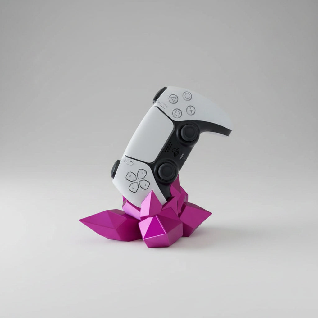 Stand cristal low-poly roz pentru controller PS5 DualSense – vedere frontală