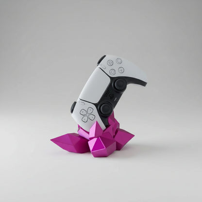Stand cristal low-poly roz pentru controller PS5 DualSense – vedere frontală