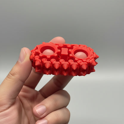 Senilă fidget roșie printată 3D – vedere frontală cu degetele