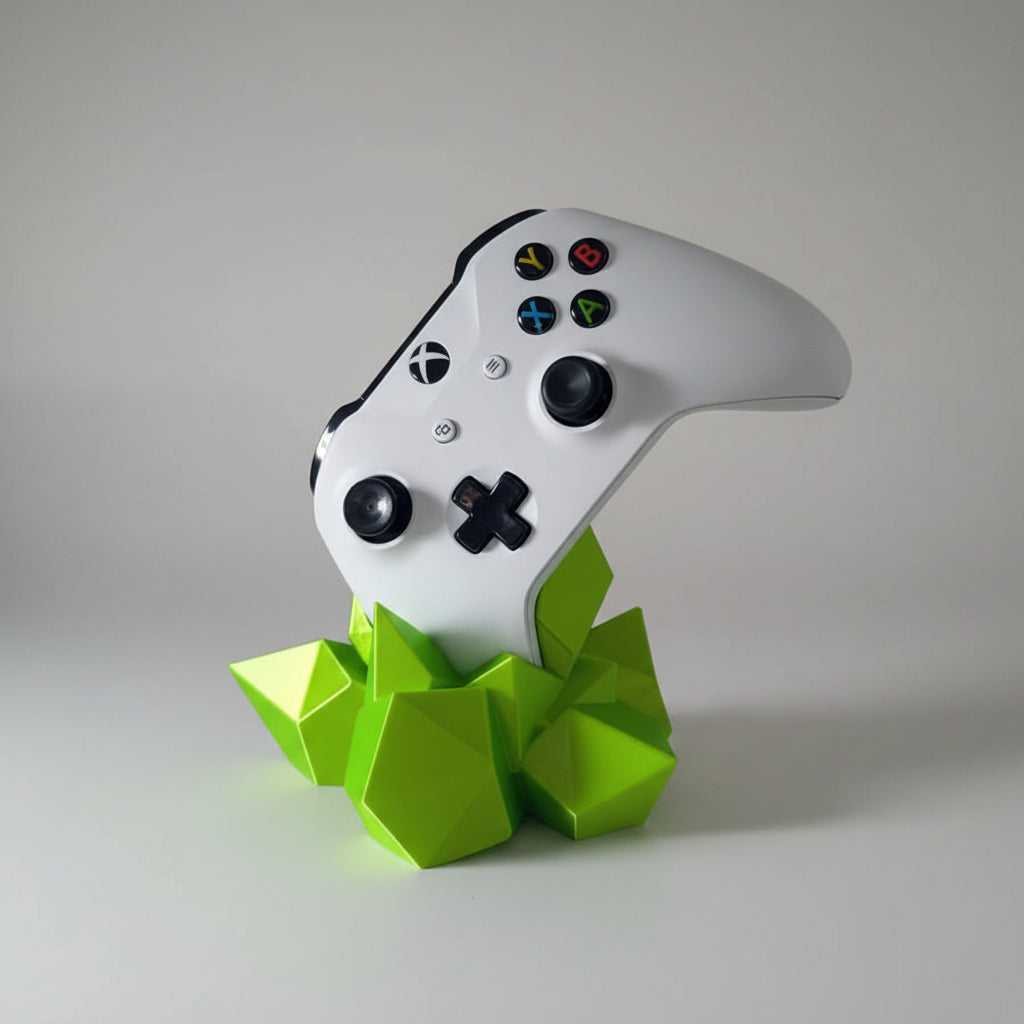 Stand cristal low-poly verde pentru controller Xbox – vedere frontală