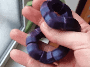 Fidget Wobble 3D - animatie GIF rasucire in mana, filament bleumarin mat