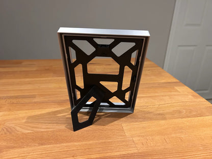 Ramă foto A4 imprimată 3D – design geometric hexagonal pe spate, vedere verticală pe birou din lemn