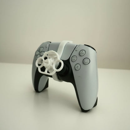 Mini volan atașament stick PS5 DualSense imprimat 3D – vedere laterală dreapta montat pe analog