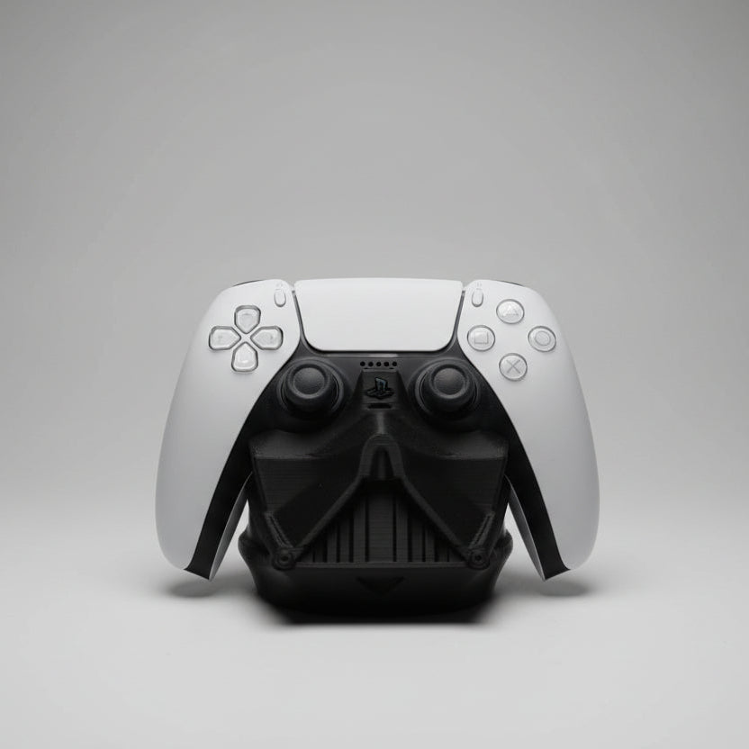 Stand controller Darth Vader imprimat 3D – suport PS5 DualSense, vedere frontală cu casca Darth Vader