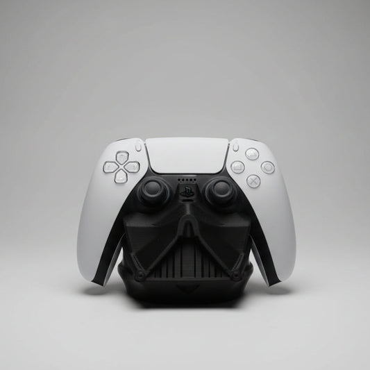 Stand controller Darth Vader imprimat 3D – suport PS5 DualSense, vedere frontală cu casca Darth Vader