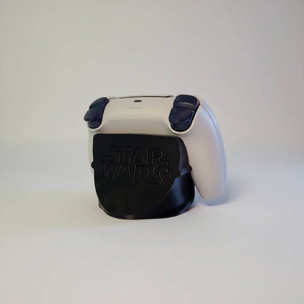 Stand controller Darth Vader Star Wars – vedere spate cu logo Star Wars gravat și controller PS5 DualSense