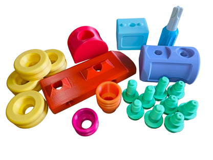 Set Trenulet Asamblabil 3D - toate piesele dezasamblate pe masă