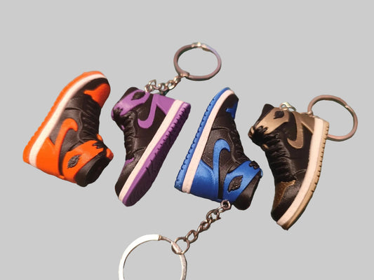 Breloc Mini Sneaker 3D - 4 colorway-uri aliniate: portocaliu, violet, albastru royal, maro-negru