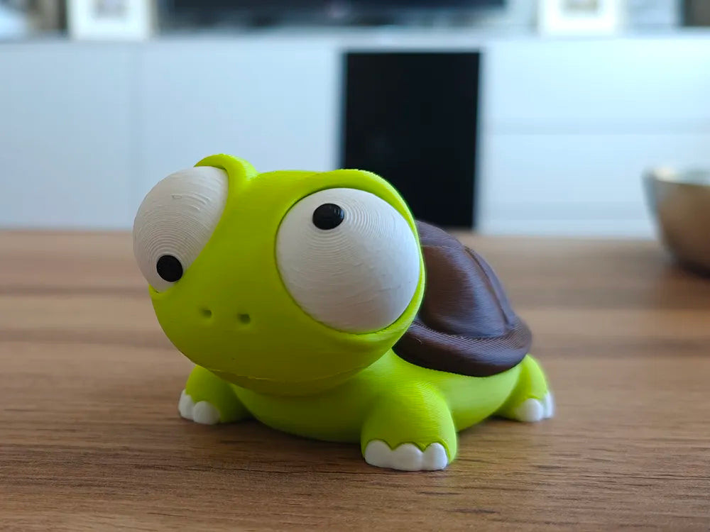Țestoasă Goofy Series - vedere laterală stânga cu carapace maro pe masă din lemn
