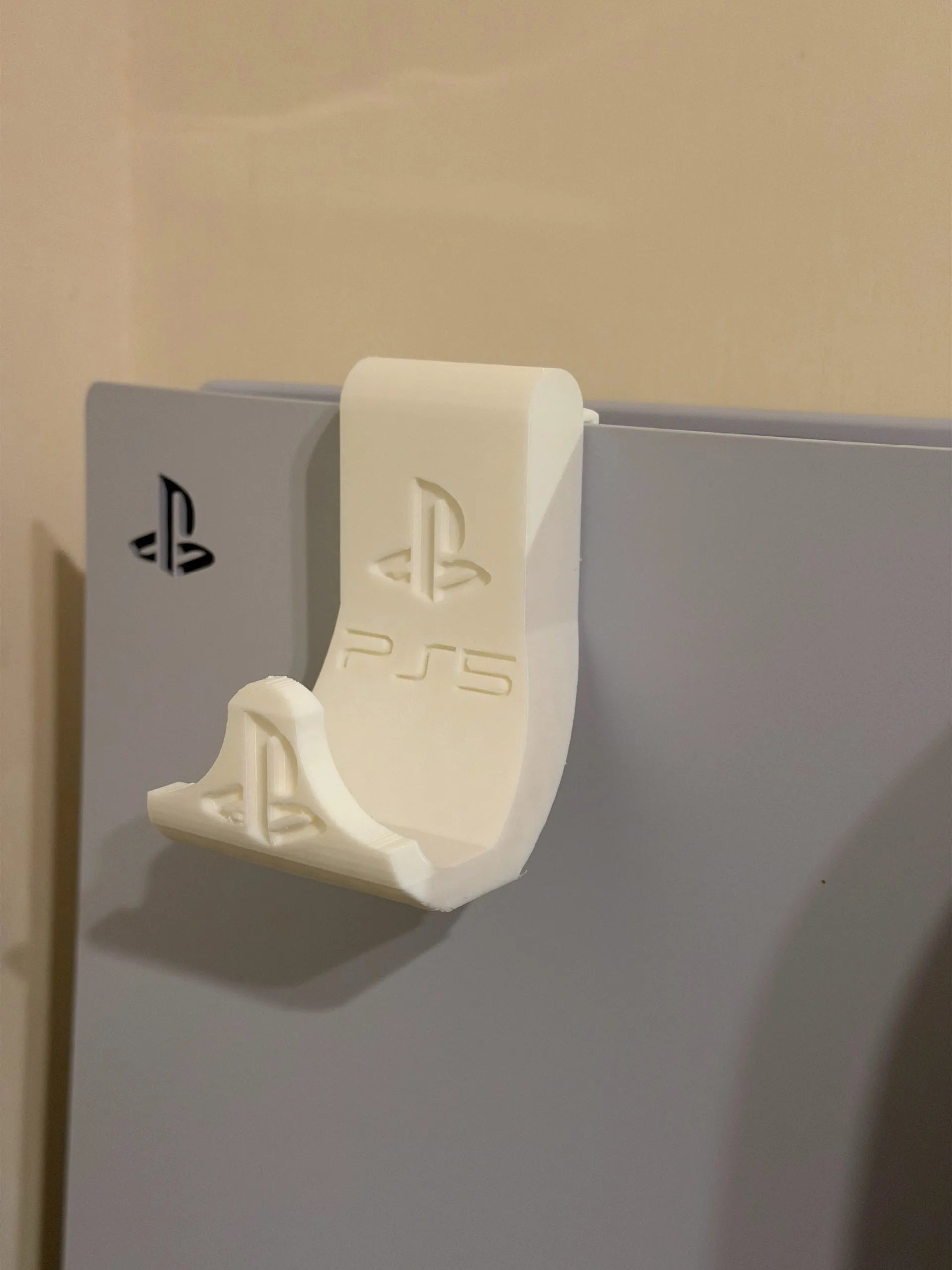 Agățătoare controller PS5 imprimată 3D – fixare pe marginea consolei PlayStation 5, logo PS5 gravat