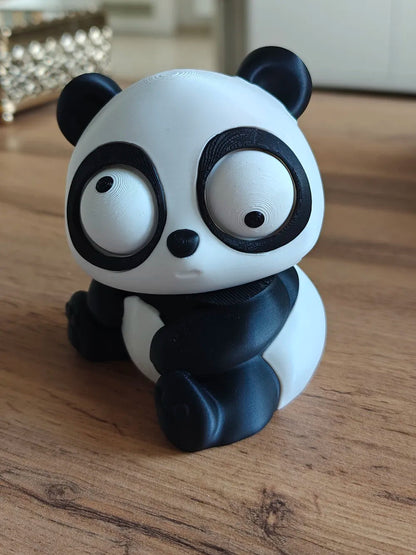 Panda Goofy Series - vedere frontală cu un ochi deviat pe masă din lemn