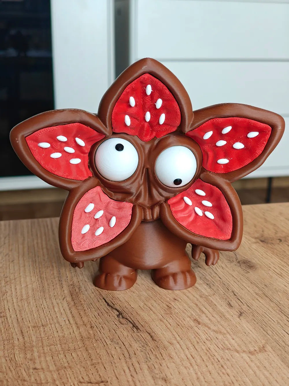 Demogorgon Stranger Things Goofy Series - vedere frontală cu ochi mobili și petale roșii