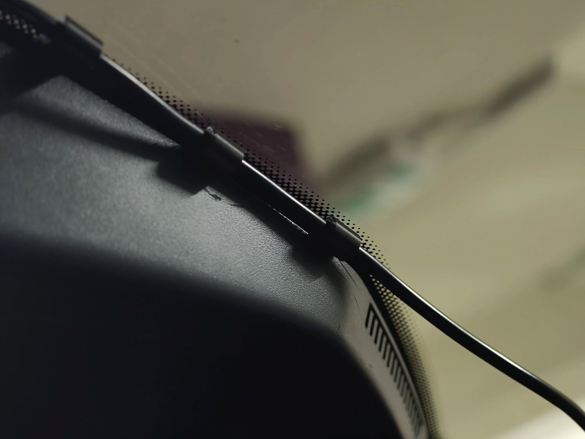 Clip rutare cablu auto imprimat 3D – detaliu prindere cablu sub trim bord, vedere apropiată