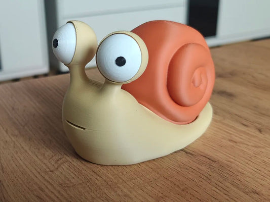 Melc Goofy Series - vedere laterală cu cochilie portocalie pe masă din lemn