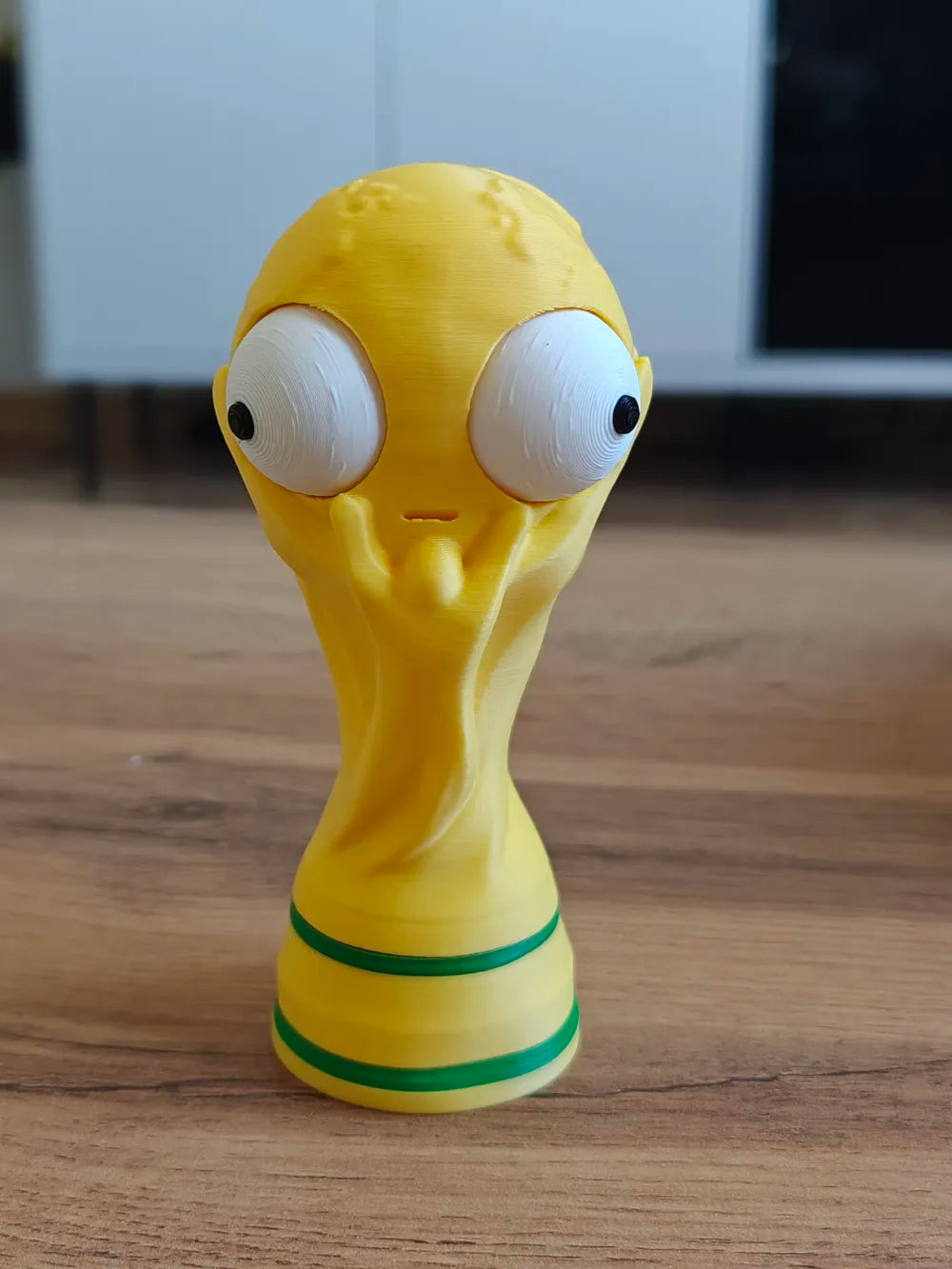 Cupa Mondială Goofy Series - vedere frontală cu ambii ochi mobili pe masă din lemn