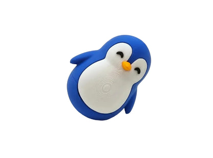 Pinguin Balansabil 3D Kawaii - vedere izometrica inclinat, albastru-cobalt cu burta alba, fundal gri