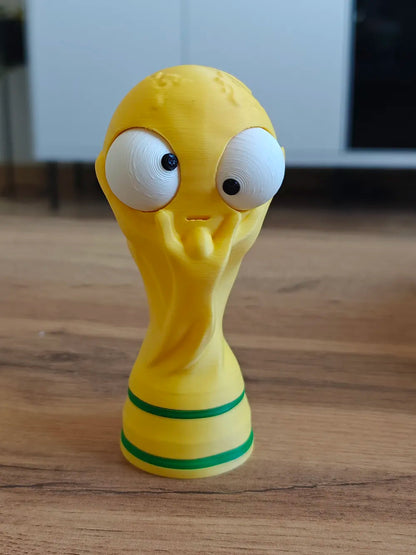 Cupa Mondială Goofy Series - vedere frontală cu un ochi deviat pe masă din lemn