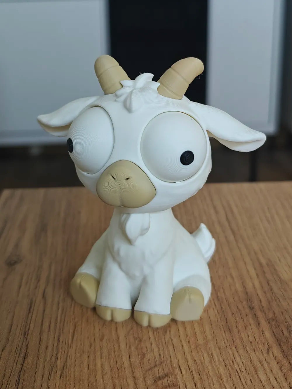 Capră Goofy Series - vedere frontală cu ochi mobili și coarne aurii