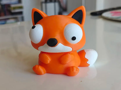 Foxie Vulpe Goofy Series - vedere frontală pe masă cu coada albă