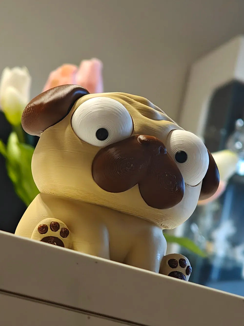 Puggy Mops Goofy Series - vedere laterală cu cap rotit și flori în fundal