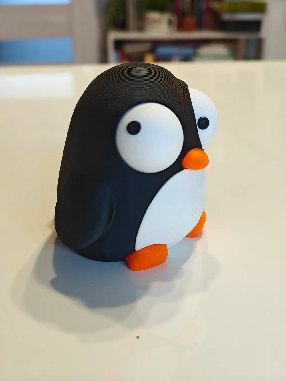 Pinguin Goofy Series - vedere laterală cu un ochi deviat