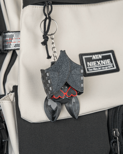 Beach Bat breloc violet agatat pe rucsac alb - aripi pliate cu ochelari inima vizibili, vedere lifestyle