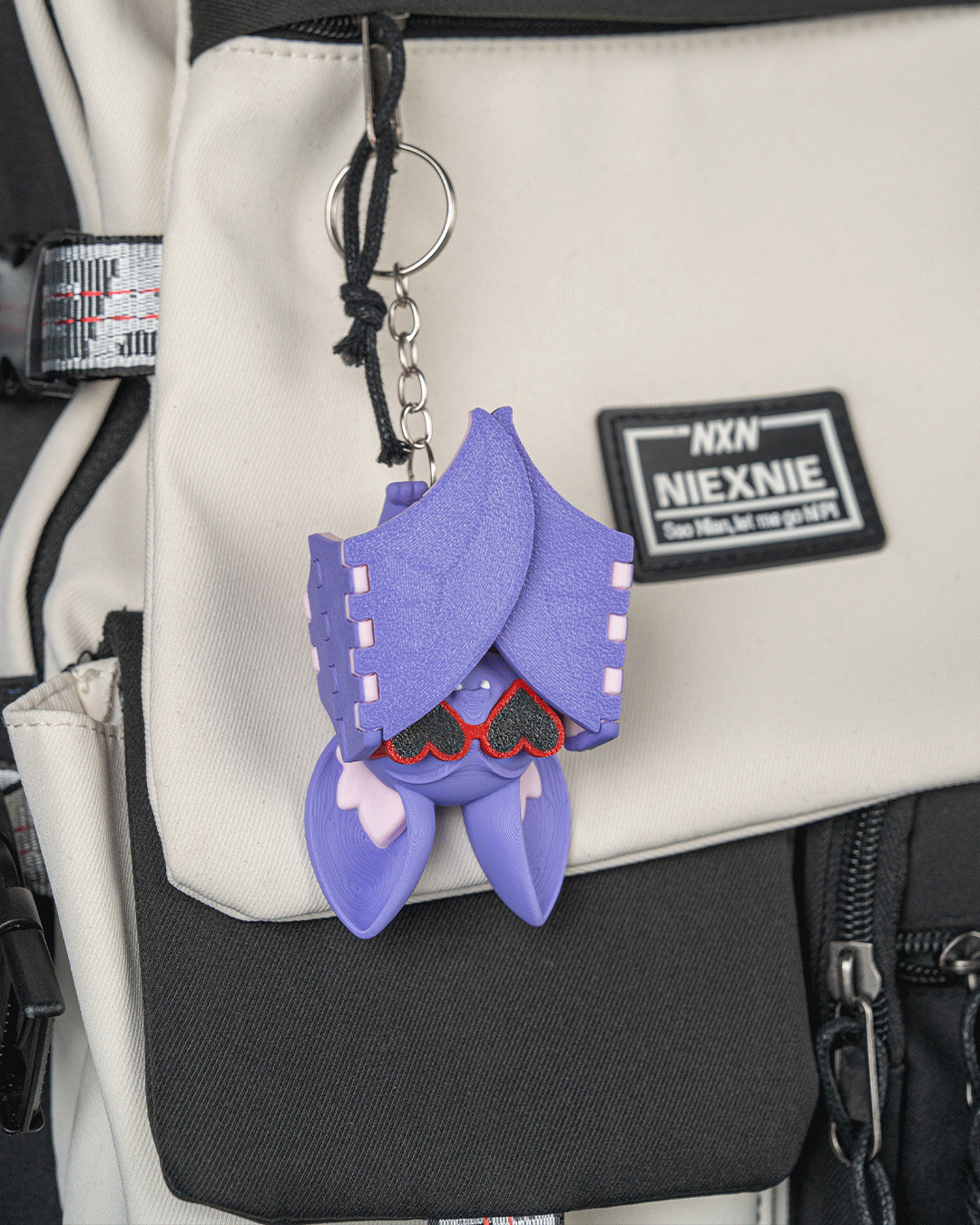 Beach Bat liliac negru monocolor cu ochelari inima, aripi articulate intinse cu magneti, fundal negru
