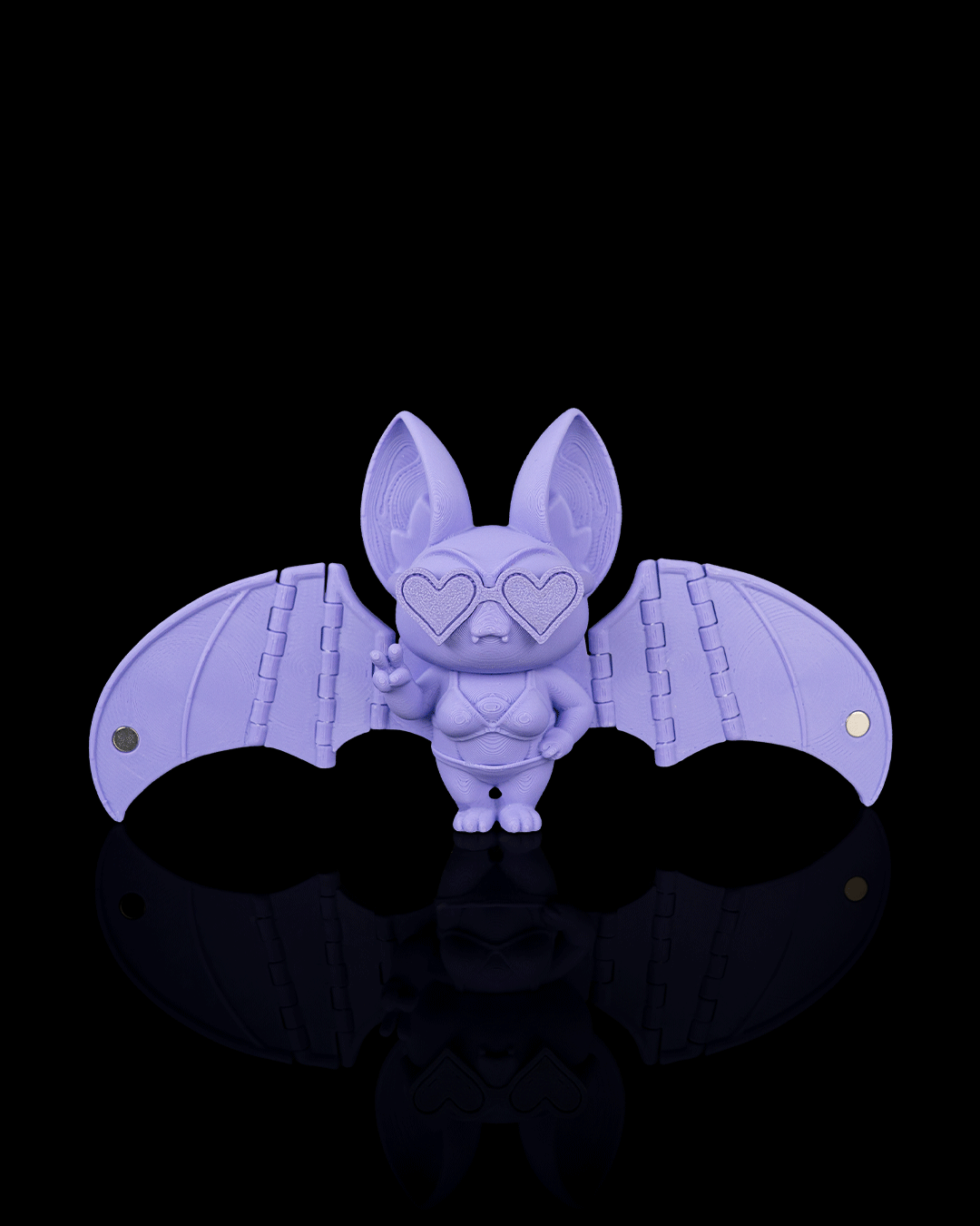Beach Bat liliac violet monocolor cu ochelari inima sculptati, aripi articulate intinse cu magneti, fundal negru