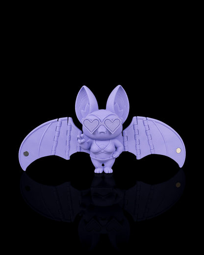 Beach Bat liliac violet monocolor cu ochelari inima sculptati, aripi articulate intinse cu magneti, fundal negru