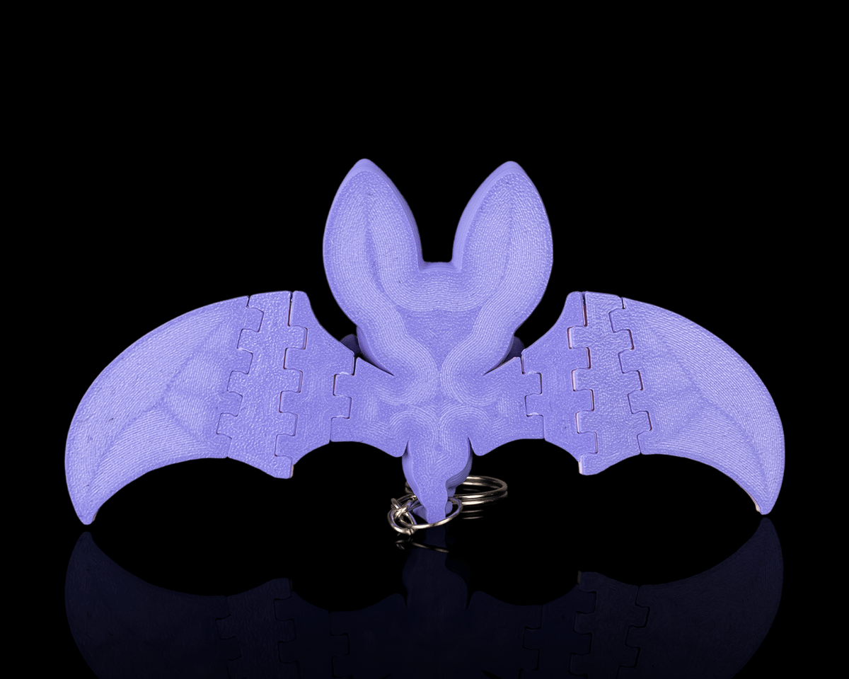 Buff Bat liliac musculos negru cu aripi gri articulate si magnet, vedere fata cu aripi intinse, fundal negru