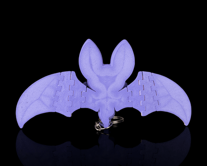 Buff Bat liliac musculos negru cu aripi gri articulate si magnet, vedere fata cu aripi intinse, fundal negru