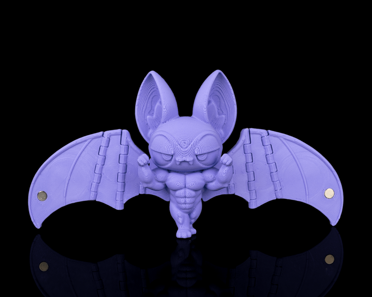 Buff Bat liliac musculos violet cu aripi roz, breloc agatat pe rucsac, fundal inchis