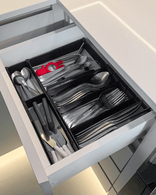 Organizator tacâmuri extensibil - montat în sertar real cu tacâmuri