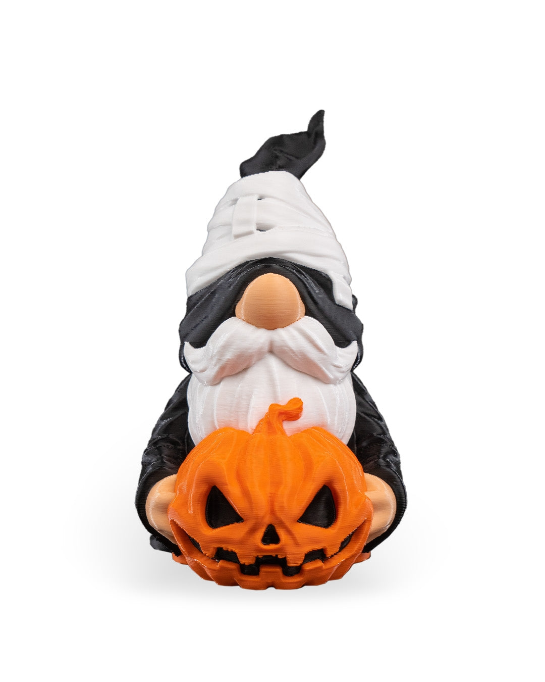Gno-more gnom negru cu barbă albă și dovleac Jack-o-lantern portocaliu, vedere față