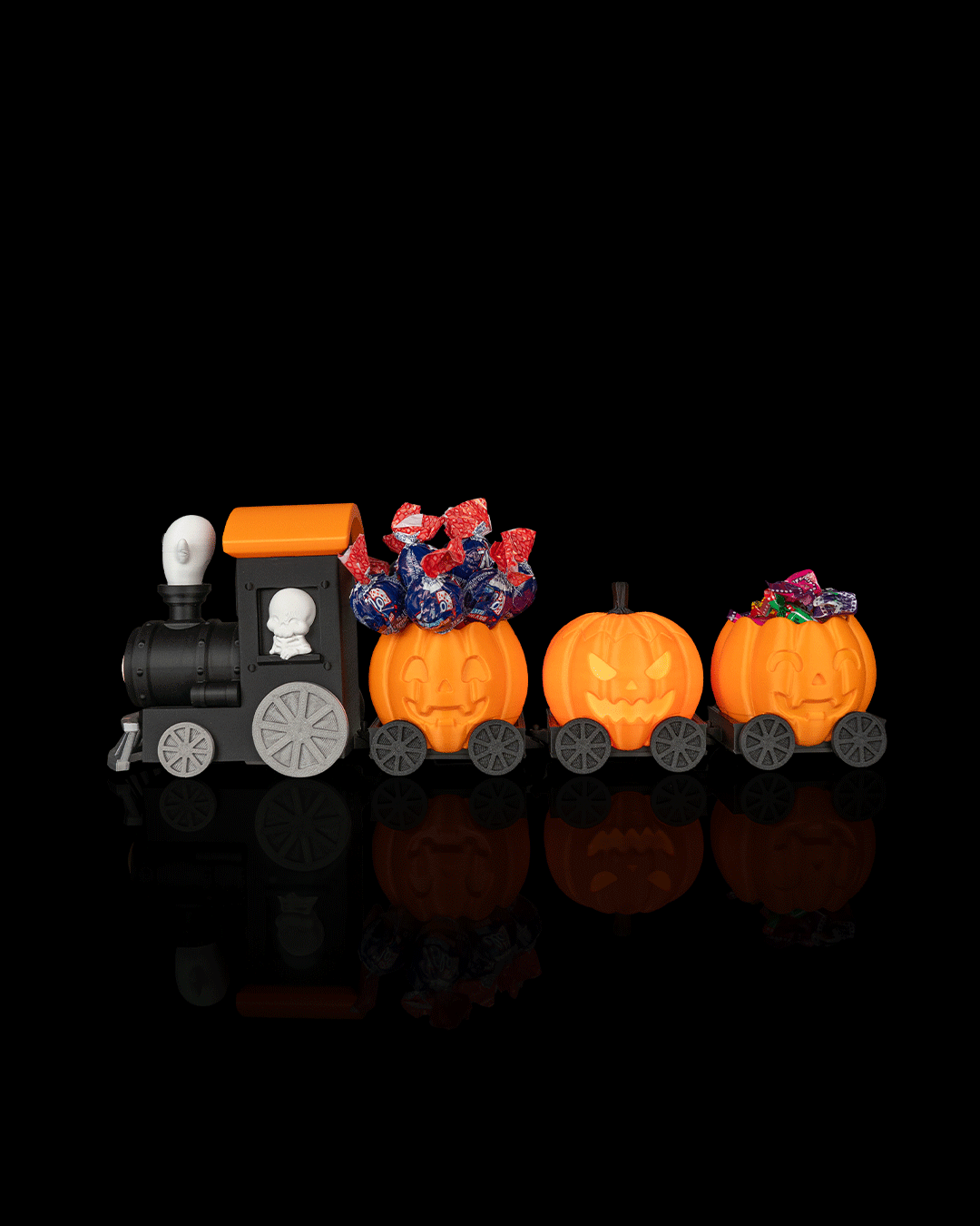 Haunted Pumpkin Train - locomotiva neagra cu fantoma pe cos si fantoma in cabina, vedere laterala dreapta, fundal negru