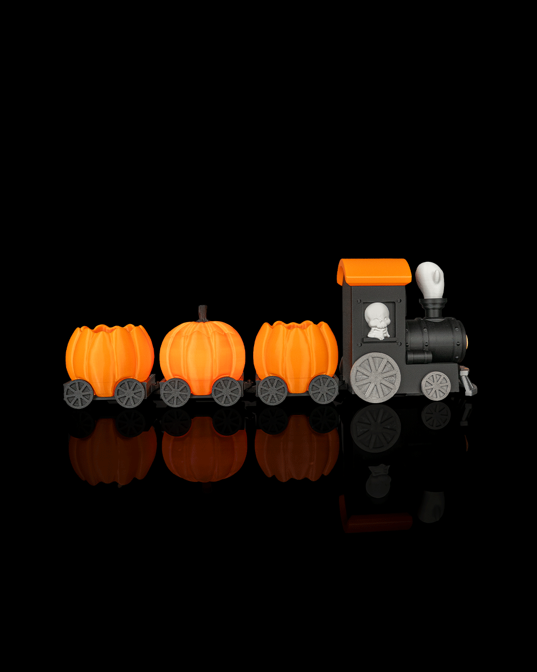 Haunted Pumpkin Train - tren complet vedere laterala stanga cu toate vagoanele dovleac inchise, fundal negru