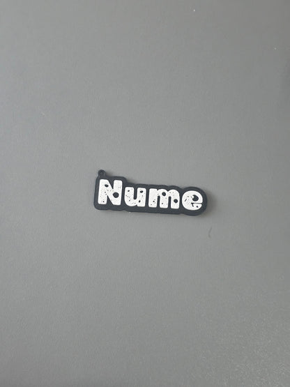 Breloc Personalizat cu Nume și Stil Font la Alegere