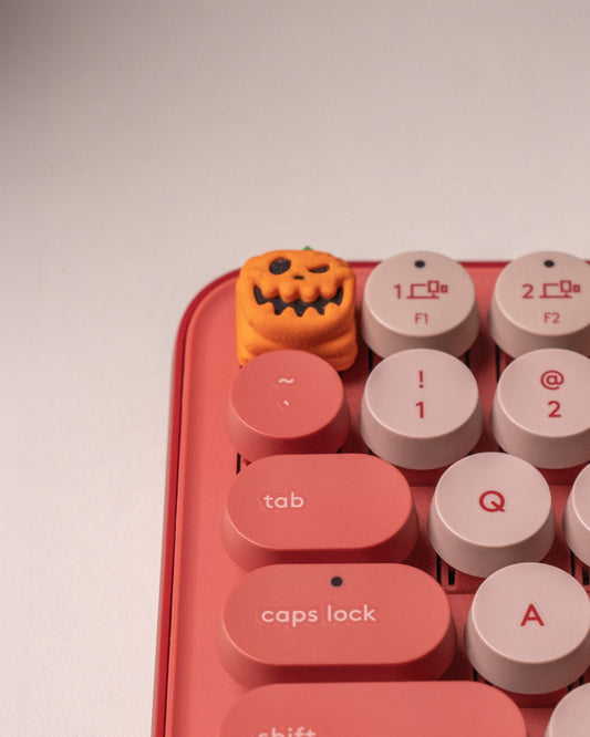 Pumpkeycap montat pe tastatură mecanică roz - vedere laterală