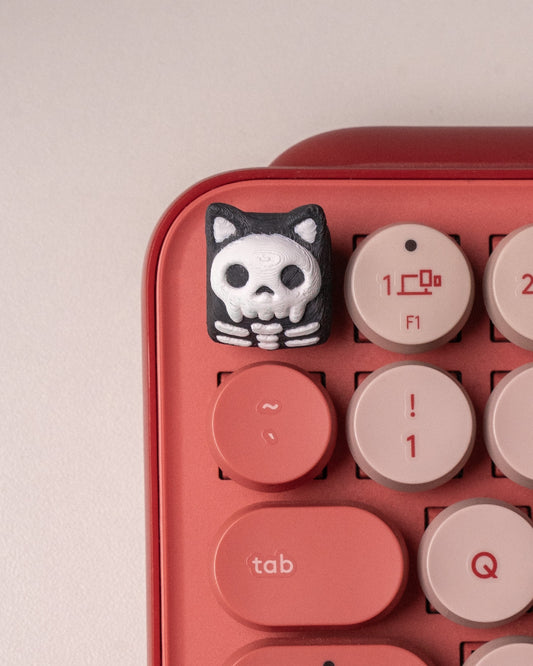 Skull Keycat - tastă mecanică pisică schelet 3D, vedere față pe tastatură roșie