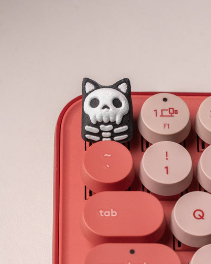 Skull Keycat montat pe tastatură mecanică roșie - vedere laterală